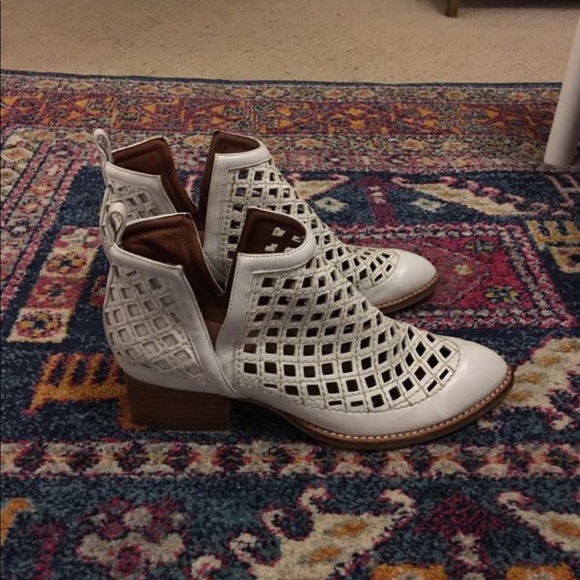 Jeffrey Campbell Shoes - Jeffery Campbell booties size 8.5